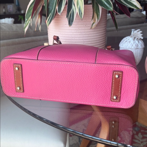 DOONEY & BOURKE Lexington shoulder bag in bright pink. - Picture 5 of 12